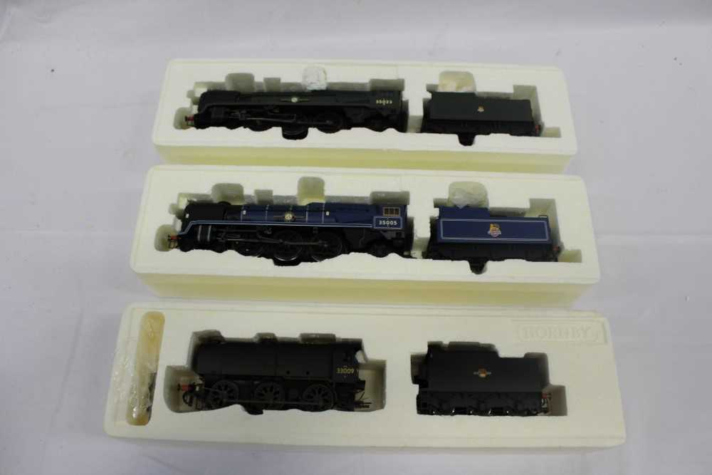 Lot 2815 - Railway Hornby 00 gauge BR 4-6-2 'Canandian Pacific' Merchant Navy Class R2171, BR 4-6-2 'Holland-Africa Line' R2170, BR 0-6-0 Class Q1 Locomotive R2344
