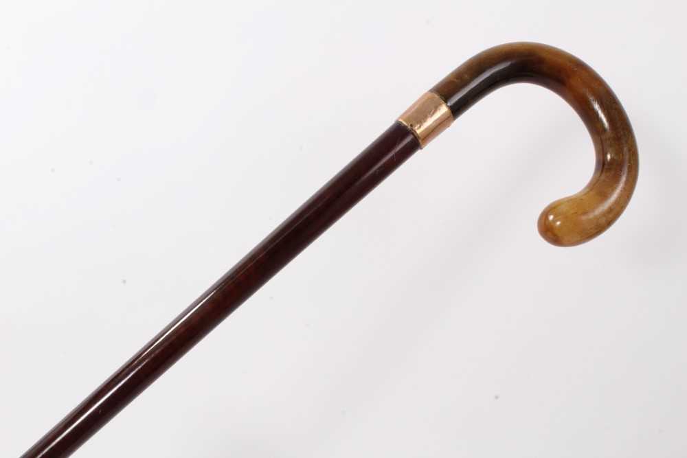 Lot 3669 - Edwardian Gentlemen's walking stick with 9ct gold collar (London 1908) and Horn crook handle, 88cm overall length