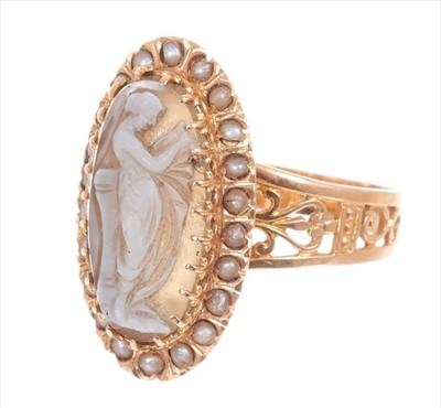 Lot 399 - Late Victorian carved hardstone cameo ring
