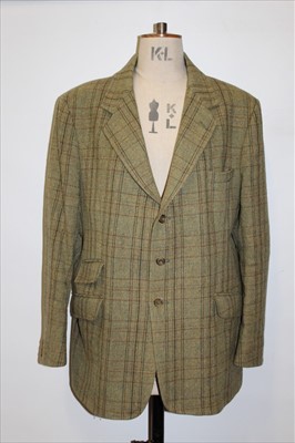 Lot 3144 - Gentlemen's Good Quality Green Hacking  Jacket 100% wool, Made in England.