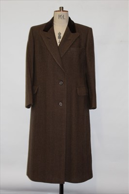 Lot 3147 - Ladies 1980's brown herringbone wool coat with velvet collar size 12