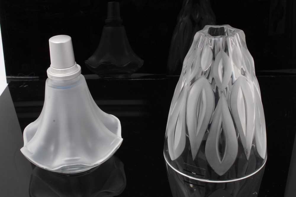 Lot 2210 - Lalique glass Lampe Berger Lamp Editions d’Art Vibration with frosted decoration 17.5cm