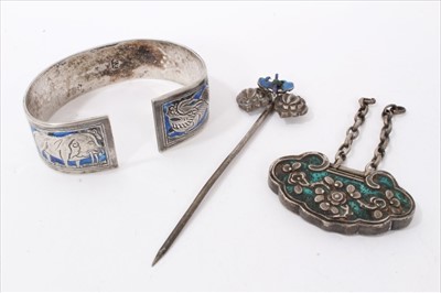 Lot 3493 - Chinese silver and enamel bangle, similar buckle and hair ornament