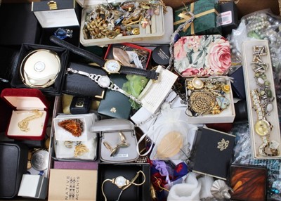 Lot 3190 - Quantity of costume jewellery including beads, vintage brooches, wristwatches and compact