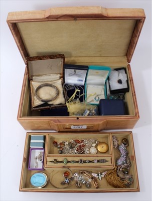Lot 3191 - Jewellery box containing mostly silver and white metal jewellery