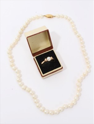 Lot 3197 - Gold 9ct cultured pearl ring and cultured pearl necklace with gold 9ct clasp