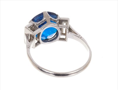 Lot 359 - Art Deco blue stone and diamond ring