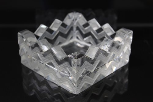 Lot 2006 - Lalique glass pin tray with zig-zag decoration,...