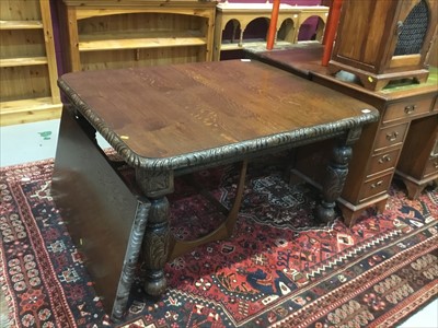 Lot 806 - Late Victorian oak dining table on carved bulbous legs