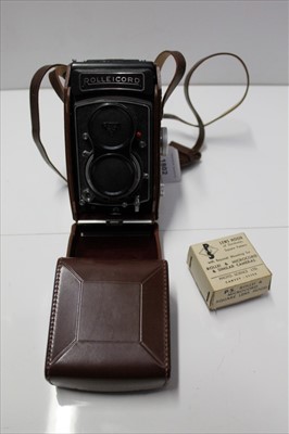 Lot 1802 - Rolleicord Vb Type 2 Twin Lens Reflex Camera, with lens cap, hood, filter and leather case