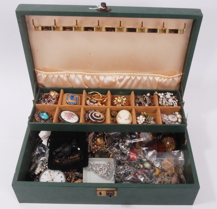 Lot 19 - Jewellery box containing vintage costume