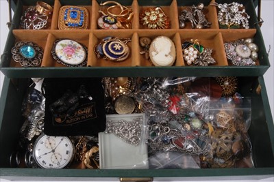 Lot 19 - Jewellery box containing vintage costume jewellery
