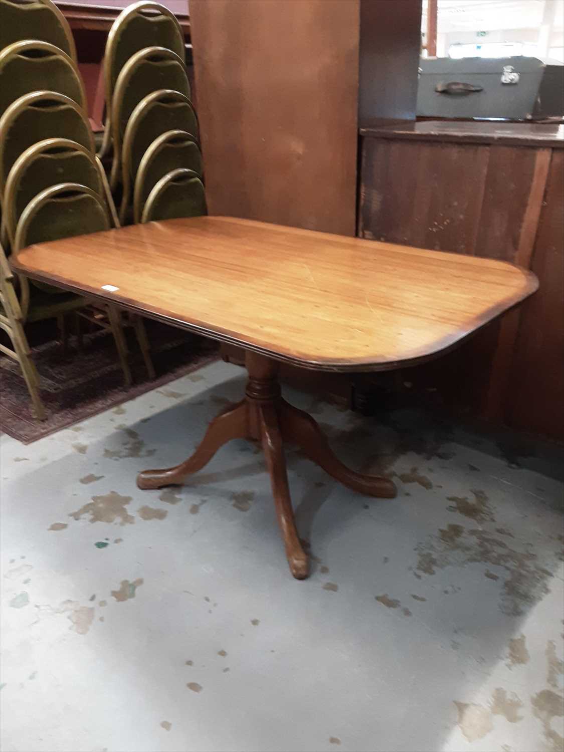 Lot 879 - Georgian style mahogany tilt top dining