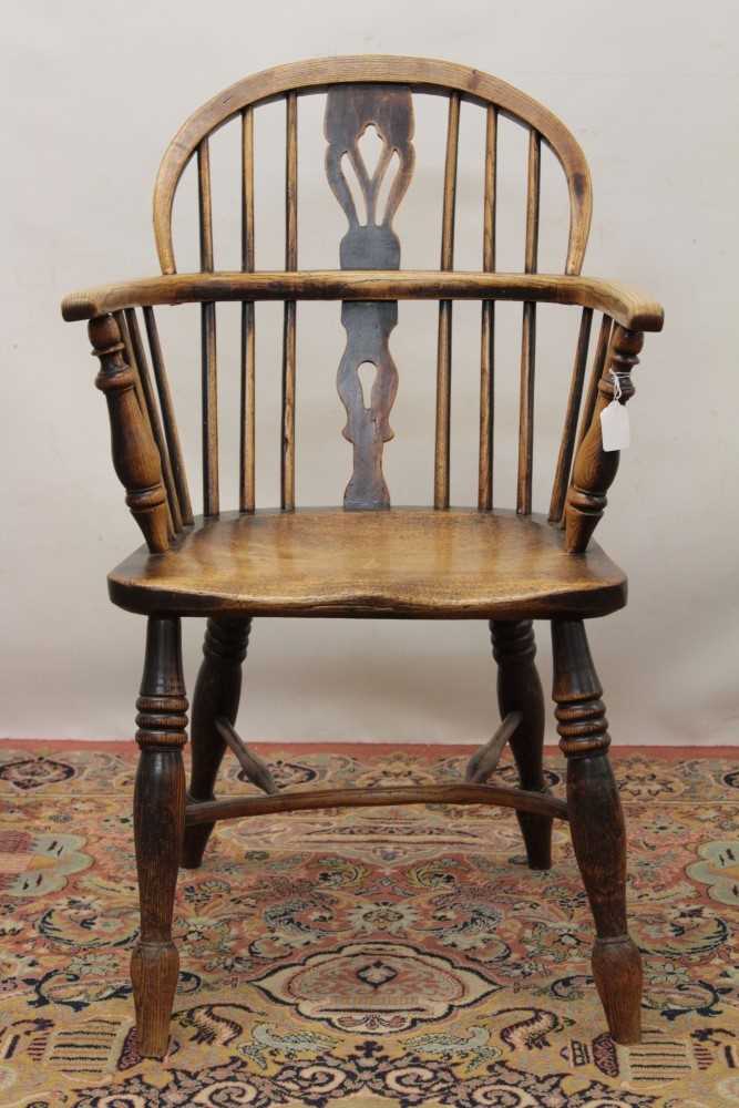 Lot 1268 - 19th century ash and elm Windsor chair