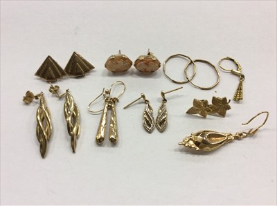 Lot 692 - Group various gold 9ct and yellow metal earrings