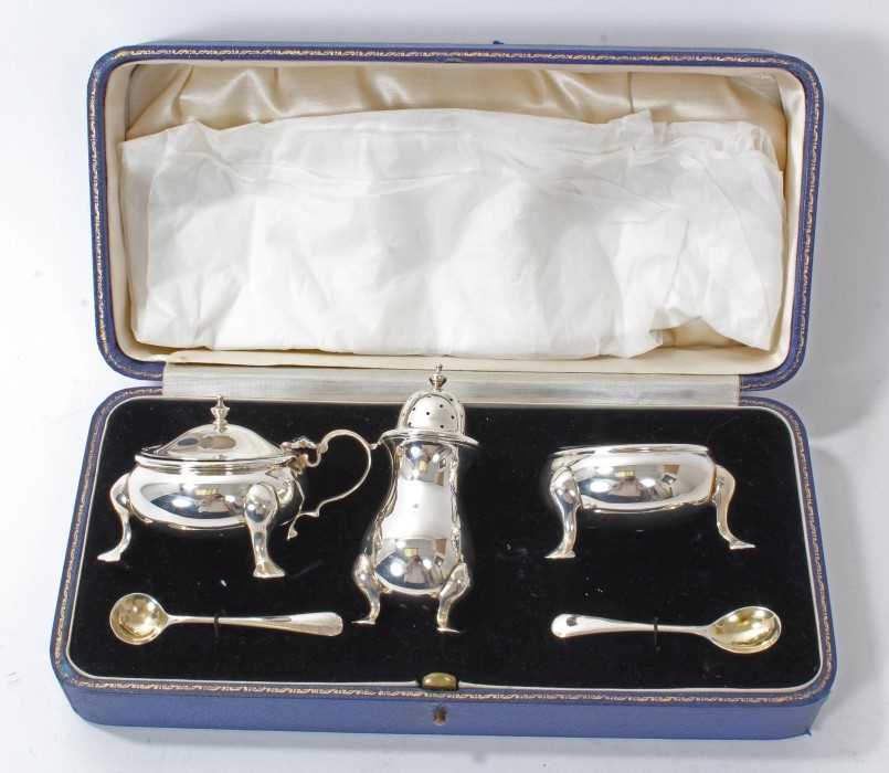 Lot 317 - 1930s Cased silver cruet set