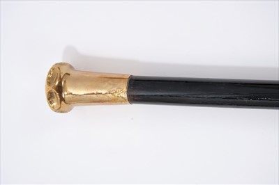 Lot 692 - Mid Victorian 18ct gold mounted ebony walking stick, the roundel handle assayed for London 1860, engraved with initial 'L' to the plateau on tapering shaft with horn ferrule, 92cm long