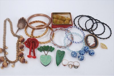 Lot 29 - Vintage costume jewellery including Bakelite, glass bangles and rings
