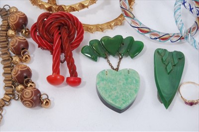 Lot 29 - Vintage costume jewellery including Bakelite, glass bangles and rings