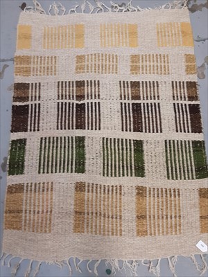 Lot 860 - Contemporary beige rug 123cm x 92cm