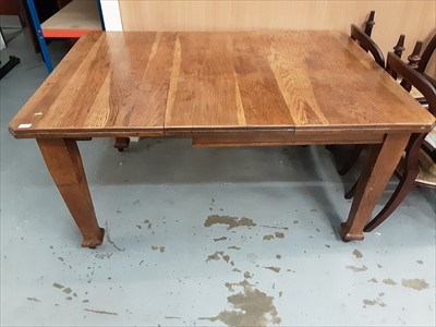 Lot 864 - Edwardian extending dining table with extra leaf on square taper legs