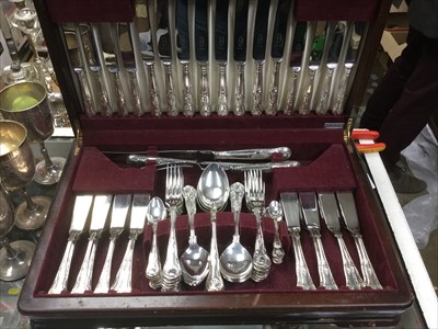 Lot 319 - Plated canteen of cutlery and other plated items