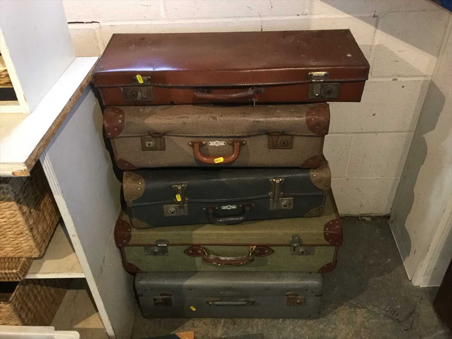 Lot 489 - Five Vintage suitcases