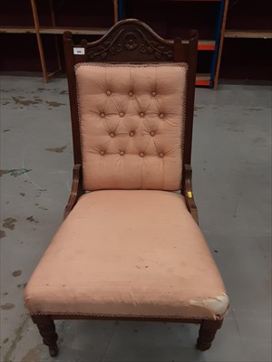 Lot 896 - Edwardian easy chair with carved decoration and peach coloured buttoned upholstery on turned legs