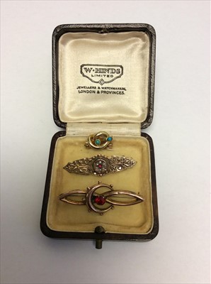 Lot 653 - Three gold 9ct brooches