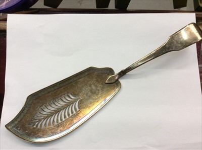 Lot 673 - Georgian silver fish slice