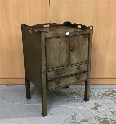 Lot 919 - George III mahogany tray top commode