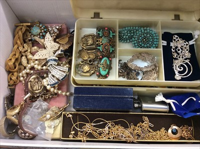 Lot 665 - Vintage costume jewellery