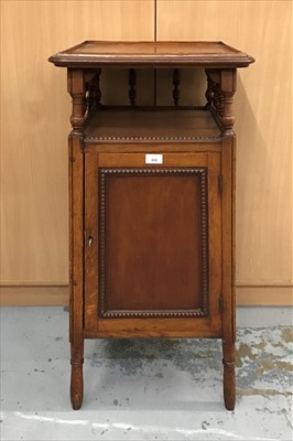 Lot 908 - Early 20th century oak pedestal table