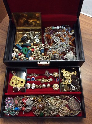 Lot 679 - Jewellery box containing vintage costume jewellery and bijouterie