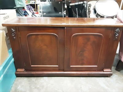 Lot 985 - Victorian mahogany low sideboard enclosed by two arched panelled doors