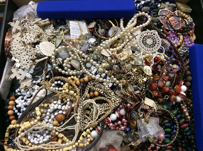 Lot 693 - Vintage costume jewellery, bead necklaces, simulated pearls etc