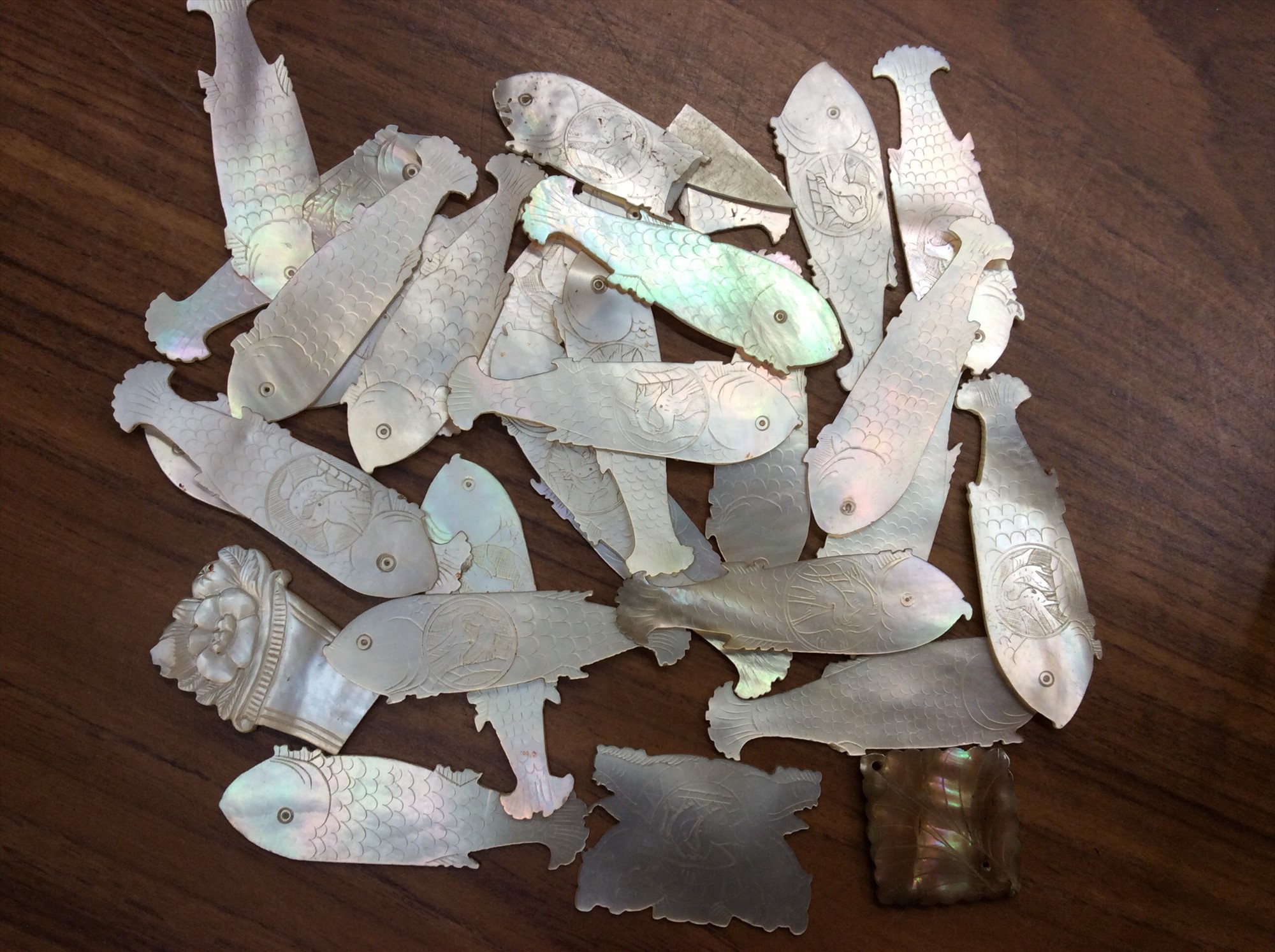 Parl Fish Lot 496 - Collection mother of pearl fish shaped