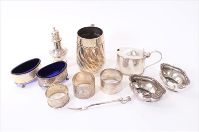 Lot 214 - Selection of late 19th / early 20th century silver.
