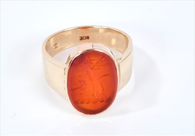 Lot 457 - Antique gold signet ring with intaglio carved carnelian