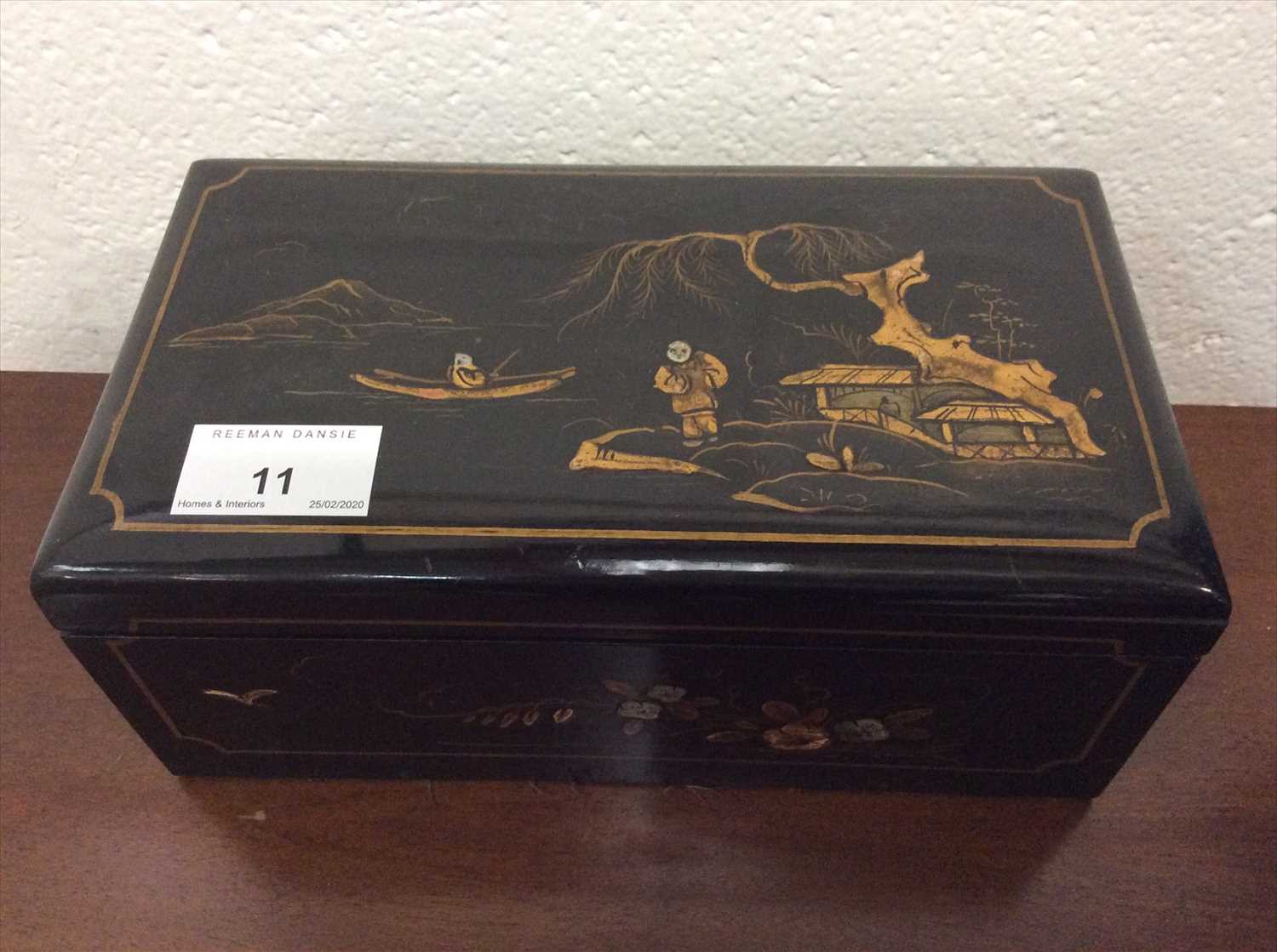 Lot 11 - Early 20th century chinoiserie lacquered cigarette box