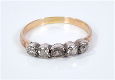 Lot 406 - Antique diamond five stone ring
