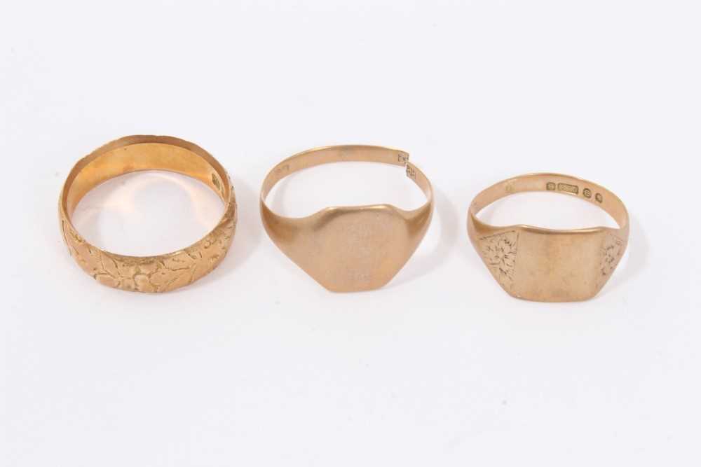 Lot 24 - 18ct gold wedding ring and two 9ct gold signet rings