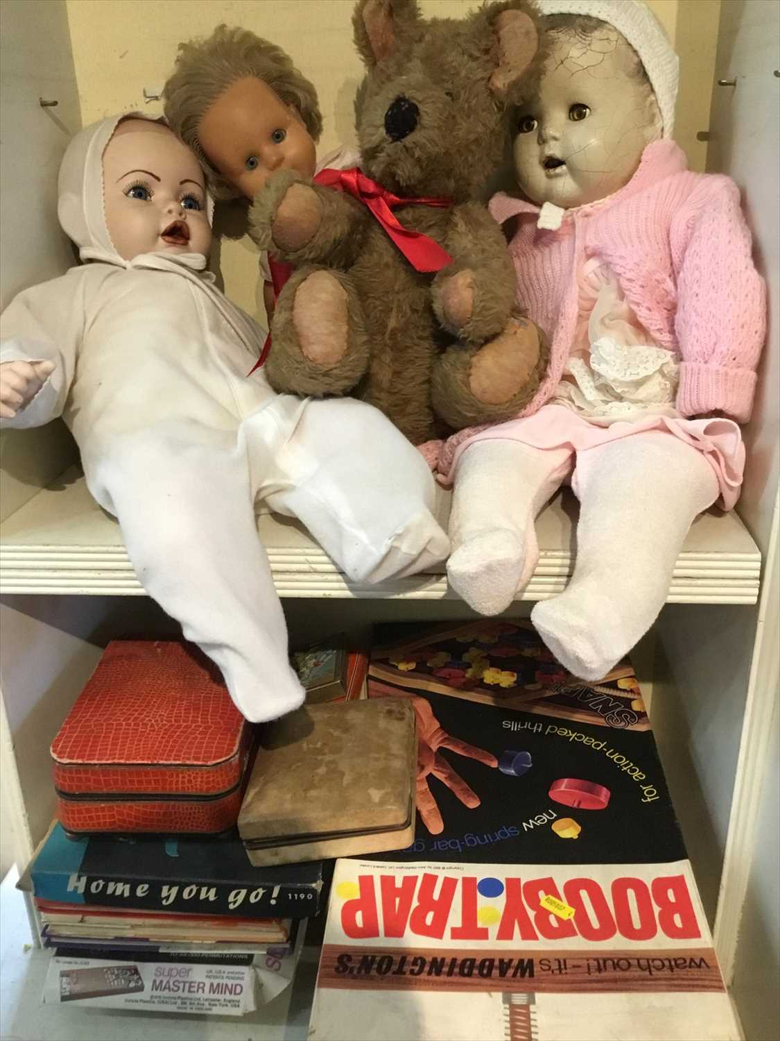 Lot 229 - Group of dolls together with board games and annuals