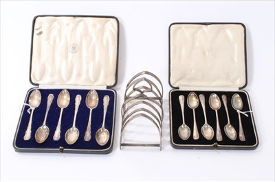 Lot 254 - 1930s silver six division toast rack, together with two cased sets of coffee spoons.