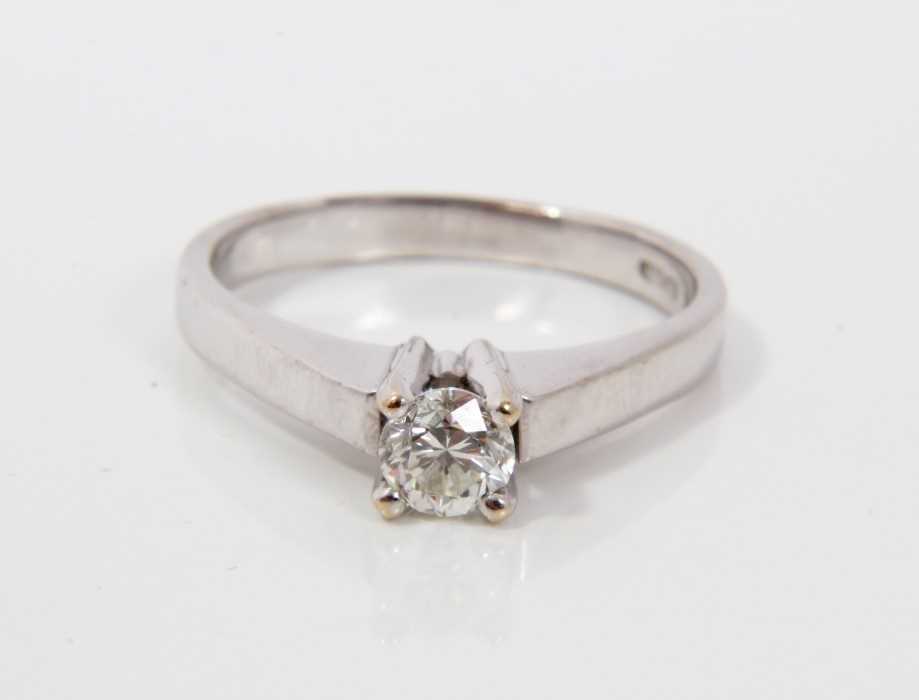 Lot 502 - Single stone diamond ring