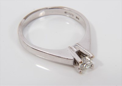 Lot 502 - Single stone diamond ring