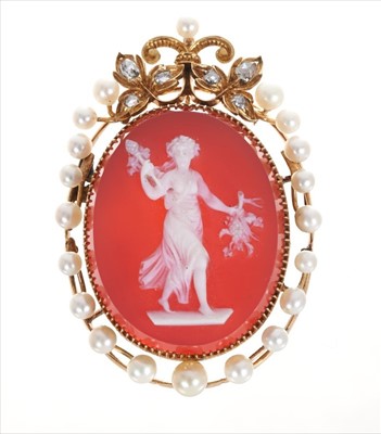 Lot 400 - Carved hardstone cameo depicting a classical female figure, in a gold pendant mount with rose cut diamond foliage and cultured pearl border. 45mm