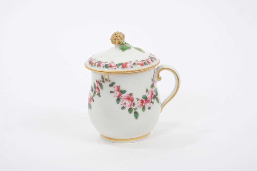 Lot 131 - Chelsea-Derby custard cup and cover, circa 1775