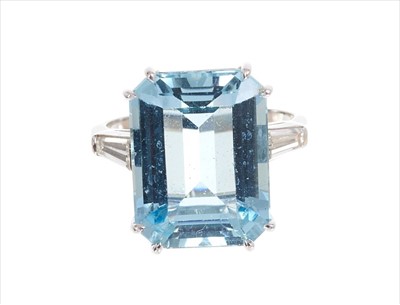 Lot 375 - Aquamarine and diamond ring