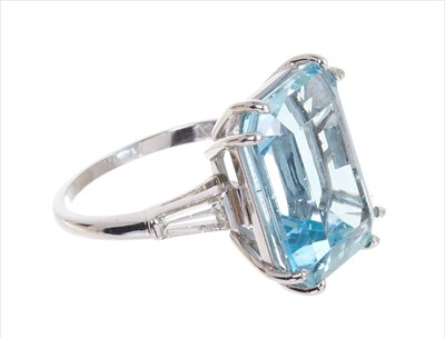 Lot 375 - Aquamarine and diamond ring